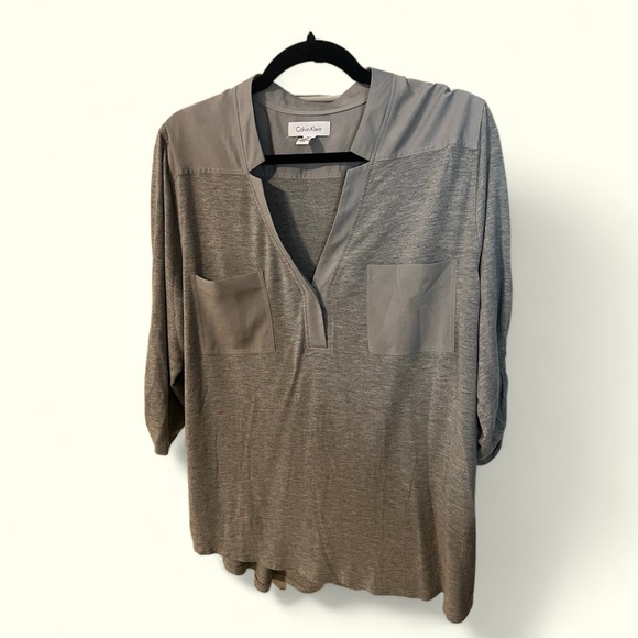 A Calvin Klein gray top in size extra large - Picture 2 of 6